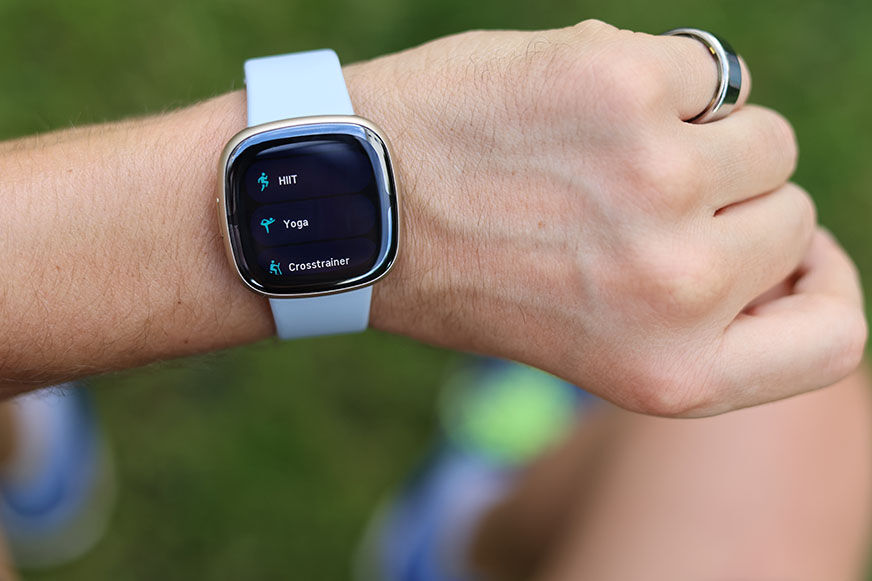 Man sieht die Trainingsmodi auf der Fitbit Sense 2.